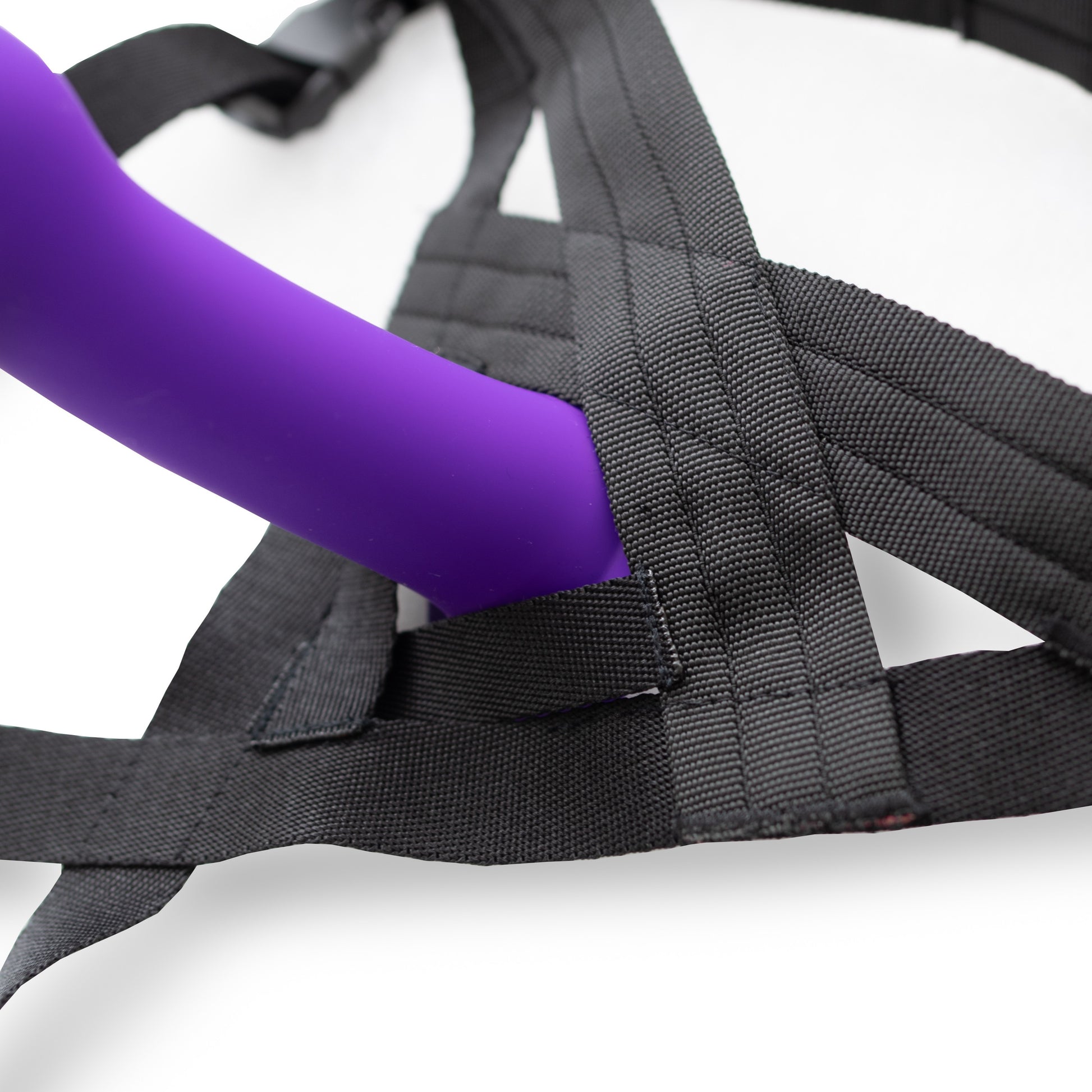 Harnais pour le port d'un dildo de couleur noir. Sangle noir et couture solide. Vu détail. Conçu et fabriqué en France. Disponible en précommande.