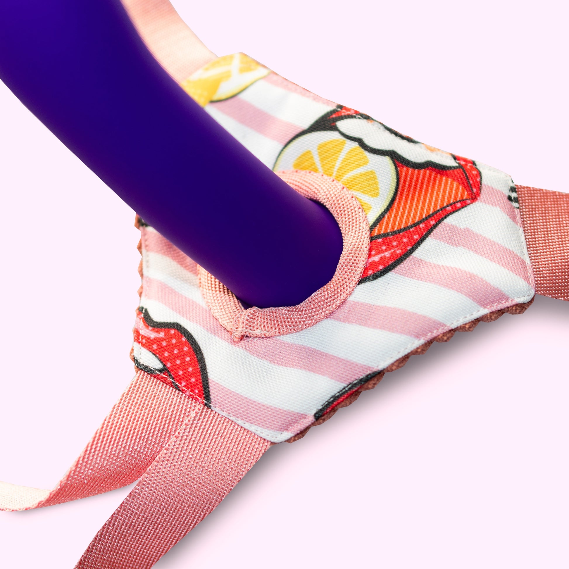 Base de strap on pour dildo compatible avec harnais Josephine. De couleur rose avec motifs funs et colorés. 